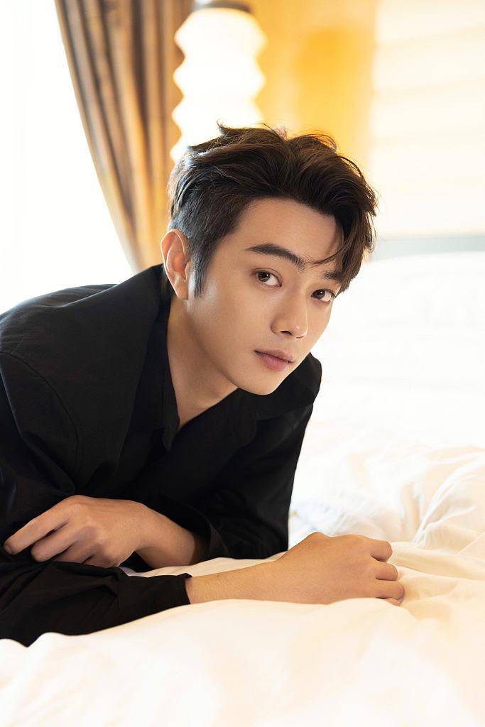 许凯白衬衣黑西装帅气有型中分刘海秀优越下颚线