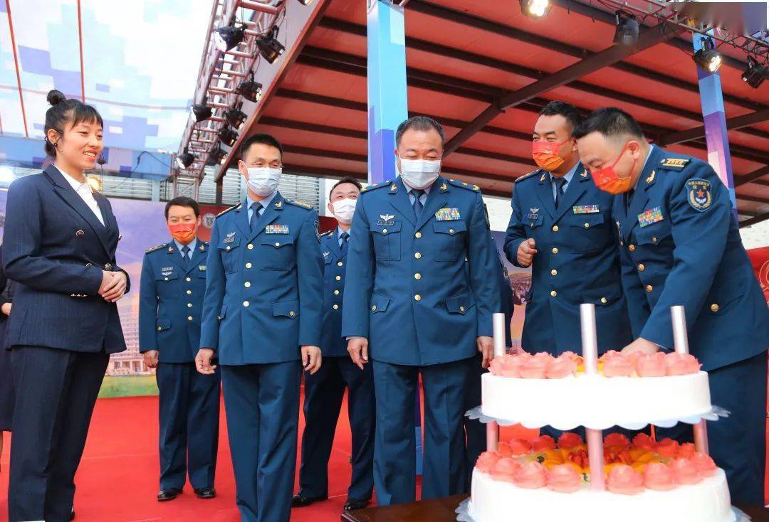 大事大抓 落地落实——王宝红政委带队检查疫情防控工作