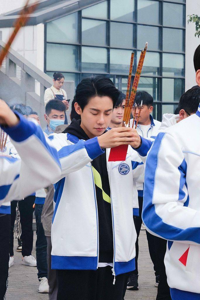 角色|周奇新剧开机诠释新角色帅气十足 笑容自信大方妥妥男神范