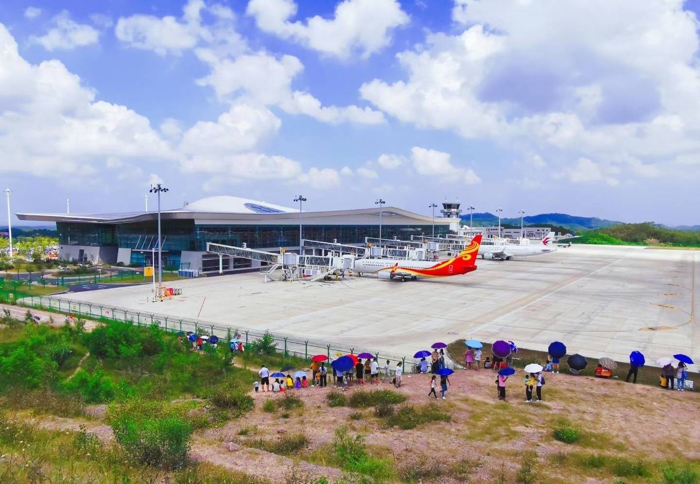 谁说小机场不重要粉丝掐点赶来看飞机来晚了车都没地儿停