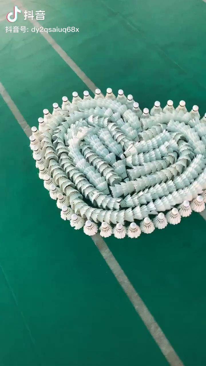 孩子们用羽毛球摆出的送给老师