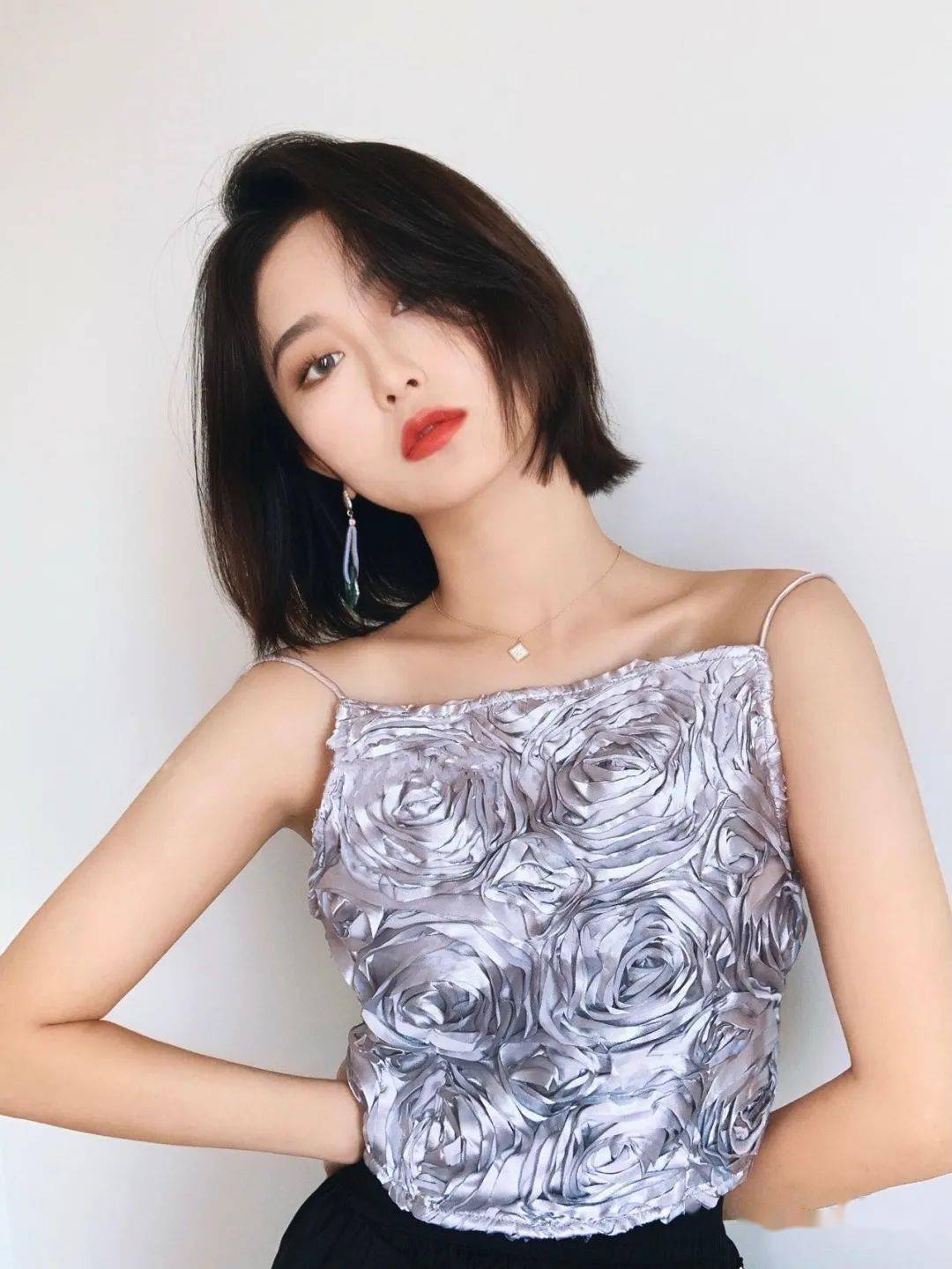 感十足且非常的好打理不长不短的长度网红锁骨短发是最受女生欢迎的短