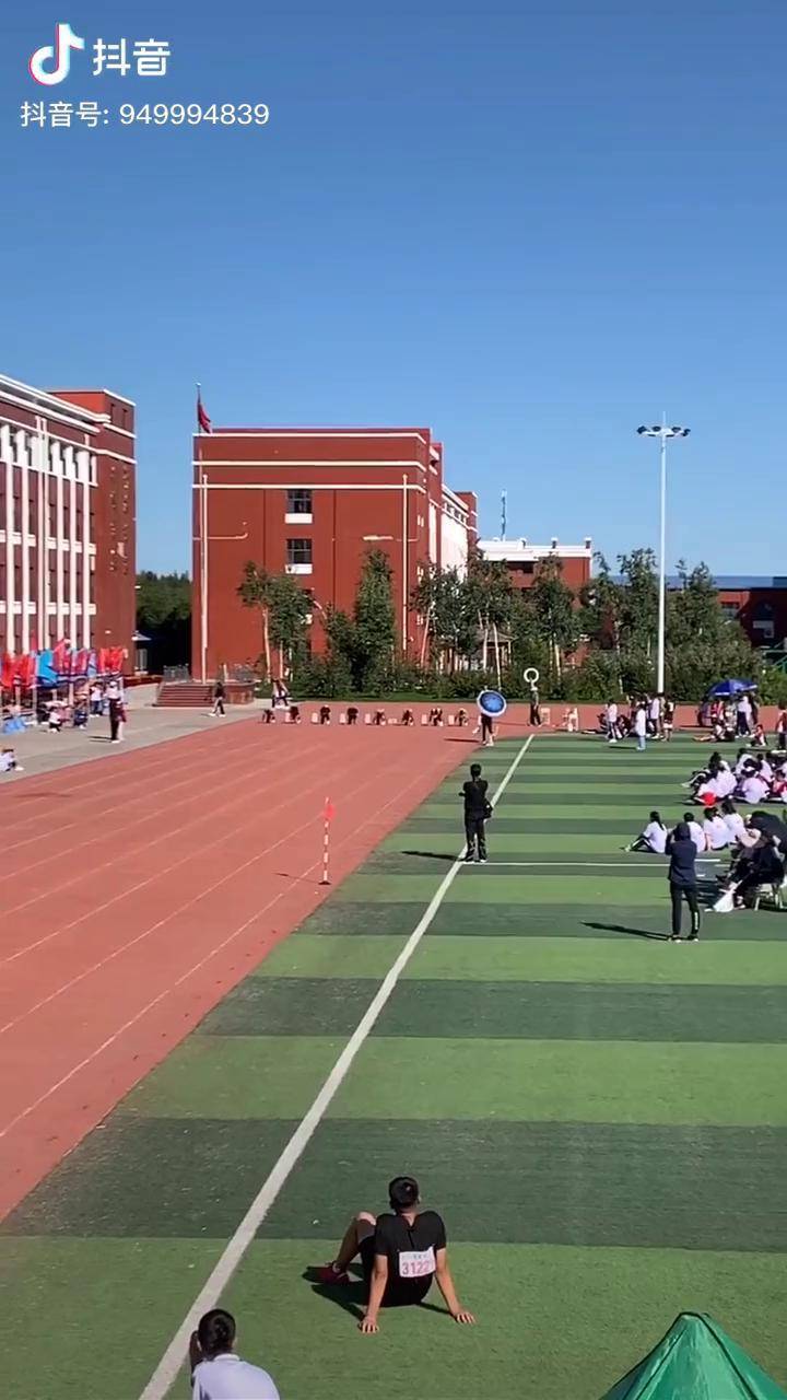 依安县实验中学校运动会高三男子百米决赛