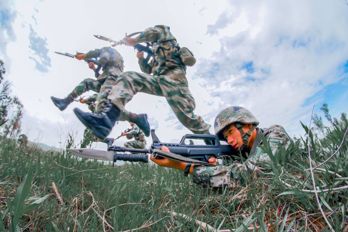 官兵在实战化训练中锤炼作战能力