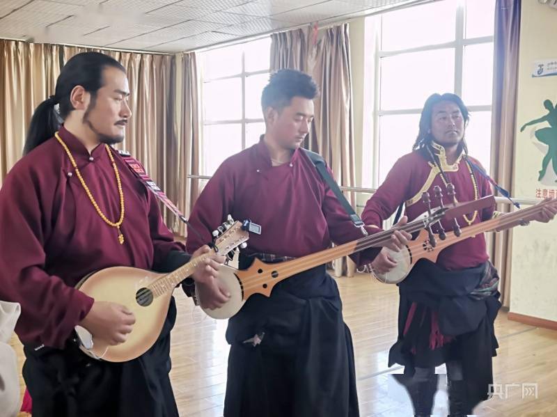 弹唱艺术最早起源自西藏的阿里地区,"龙头琴"是藏族人民用于弹唱伴奏