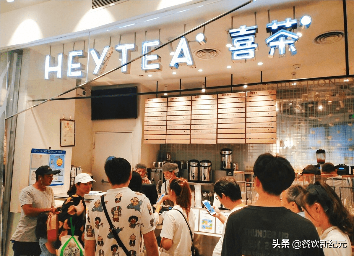 奶茶店怪象喜茶不排队了蜜雪冰城门口却排着长队
