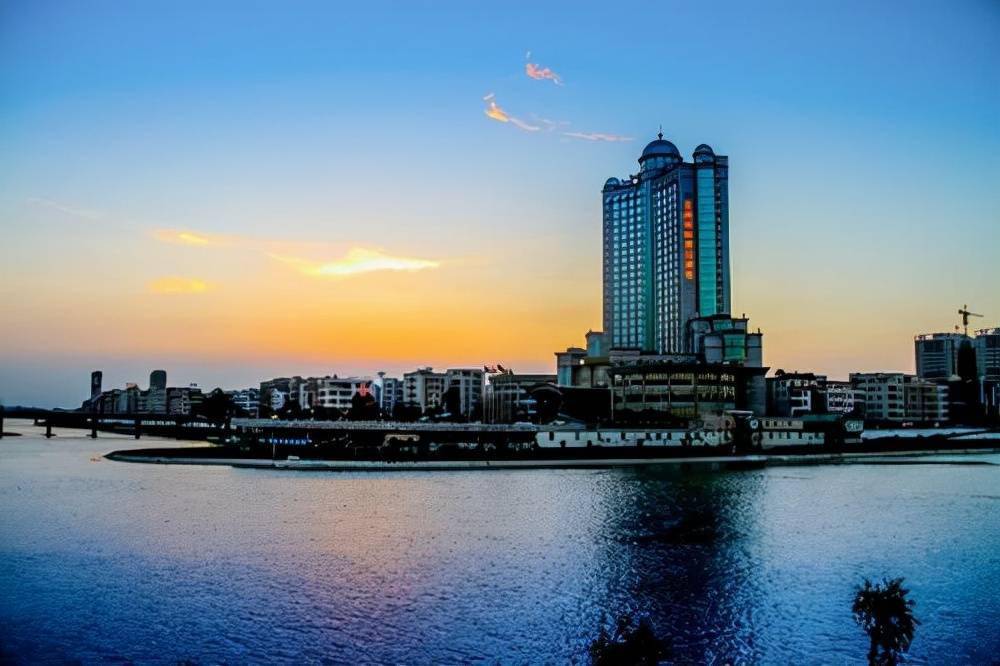 化州低调富豪:掌舵佛山多元化大型集团,身价64亿_钟乃雄