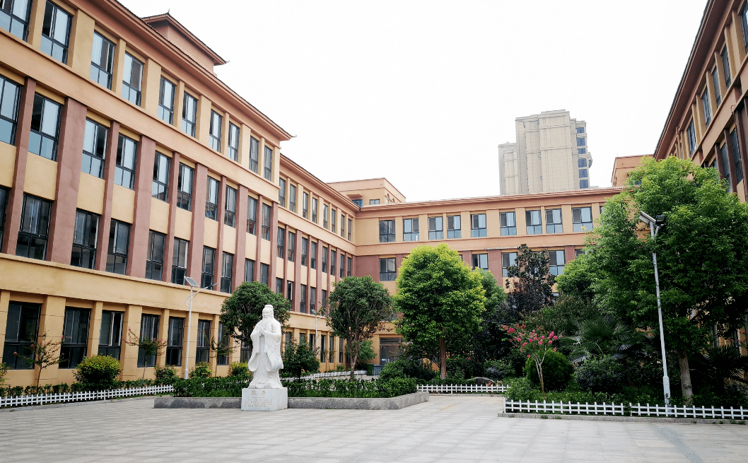 阳光照耀着大地上的孩子—记奋进中的汝州市阳光国际学校 牢牢抓住