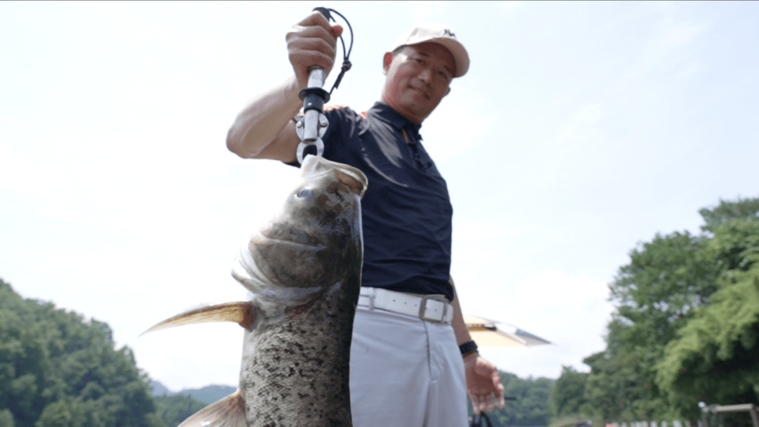 釣王的瘋狂人生辭掉20萬高薪去釣魚拿下200多個全國冠軍