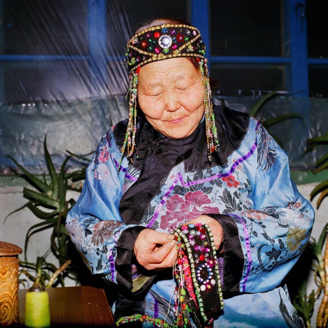 鄂伦春族传统服饰图片