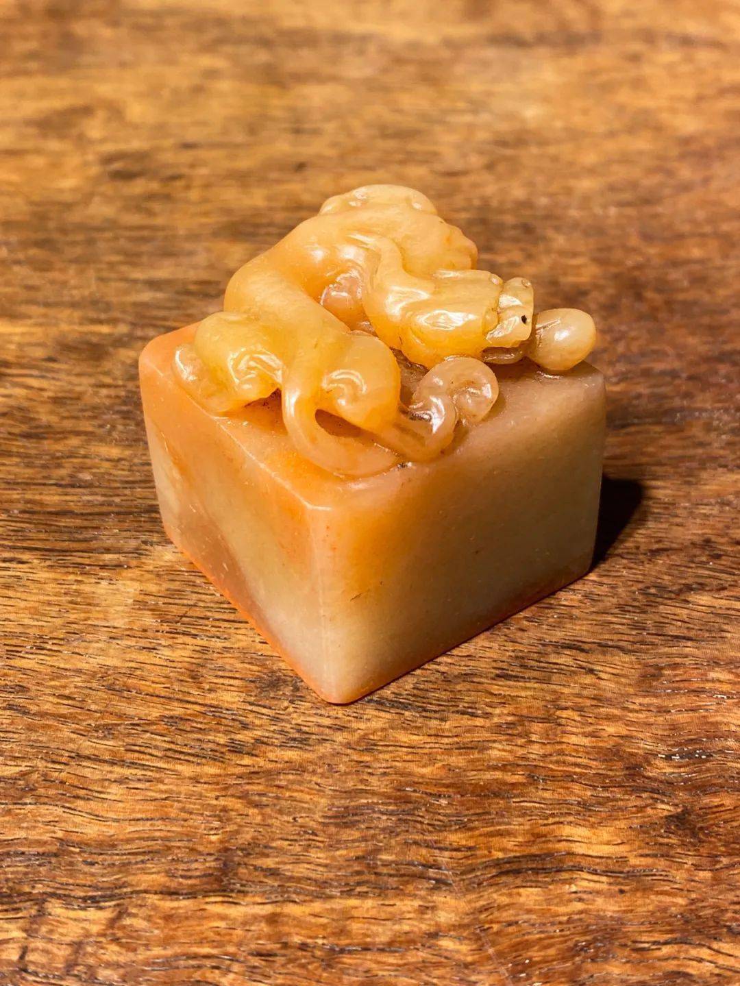 扫二维码收藏【寿山田黄雕螭龙钮方章】07寿山将军洞芙蓉石雕方鼎钮大