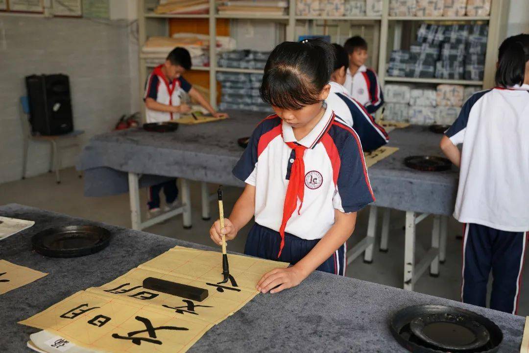 立字育人书雅润心梁村镇中心小学奋力创建文明校园