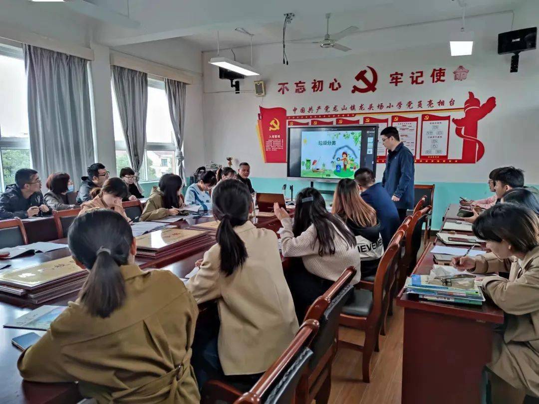 凤湖中学举行班级文化建设评比活动