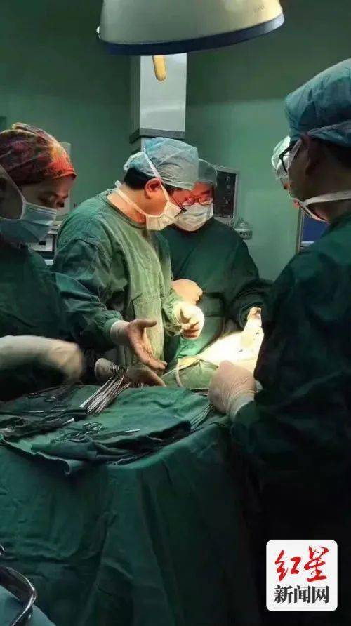 他用|挂着“尿袋”上手术台，他用行动诠释“医者仁心”