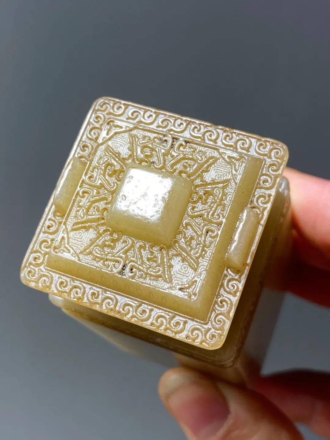 将军洞芙蓉石雕刻而成的古青铜器方鼎钮大方章,造型华丽优雅,博古贵气