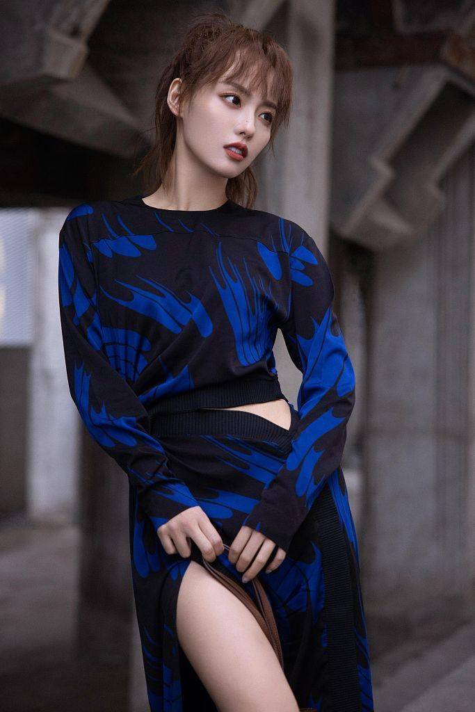 张嘉倪蓝黑礼服秀小蛮腰 扎高马尾清爽活力笑容甜美_stella