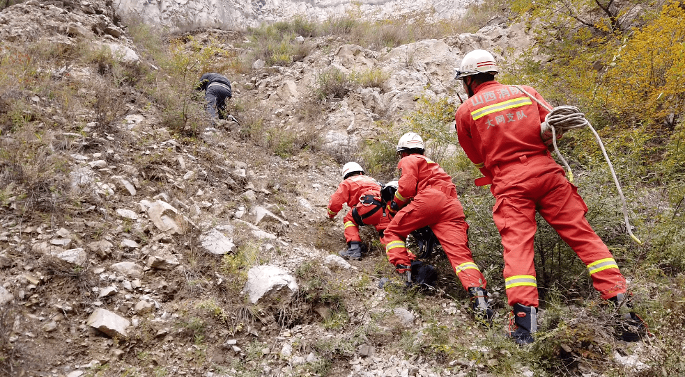 记者被困深山，消防员上演险境救援！