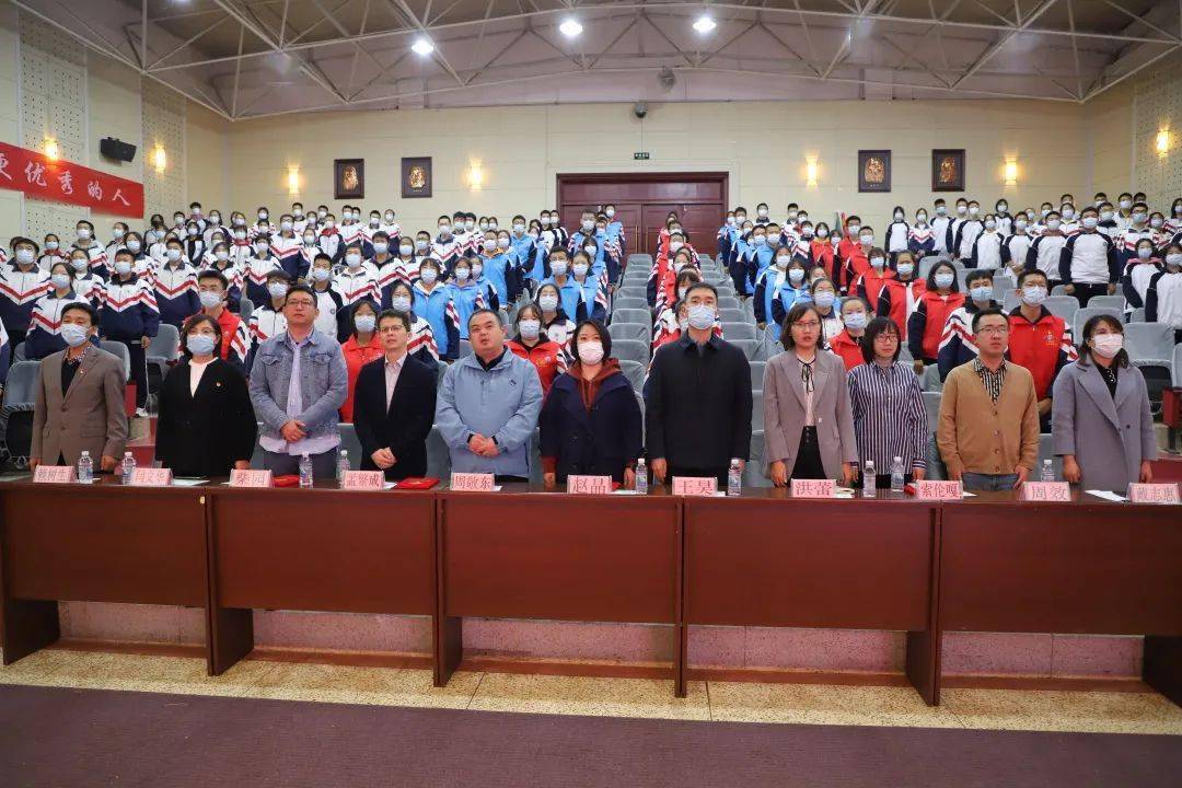 展望未来,我们携手同行,活动现场青年代表,包六中师生共同向祖国问好