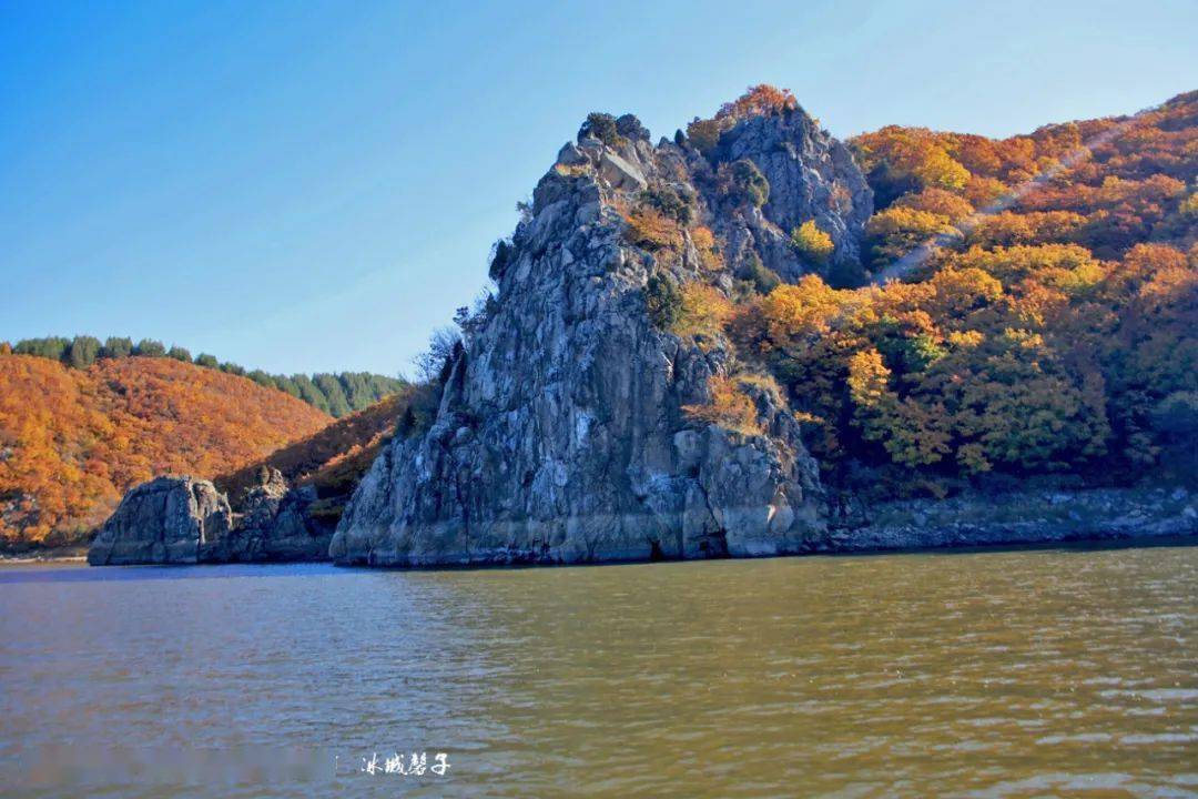 镜泊湖深秋一半金红一半蔚蓝