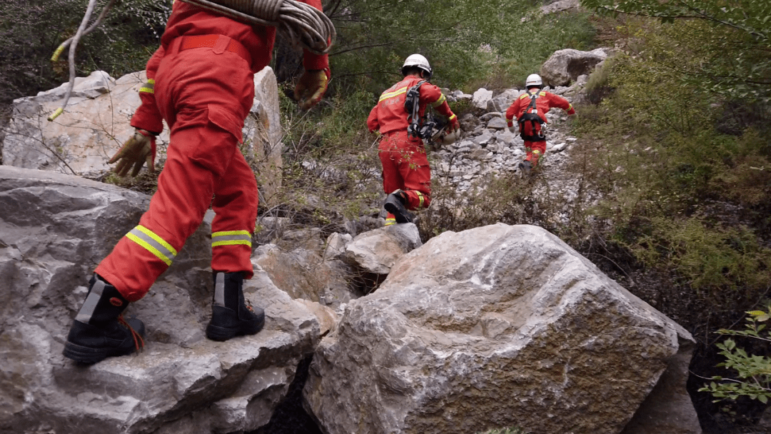 记者被困深山，消防员上演险境救援！