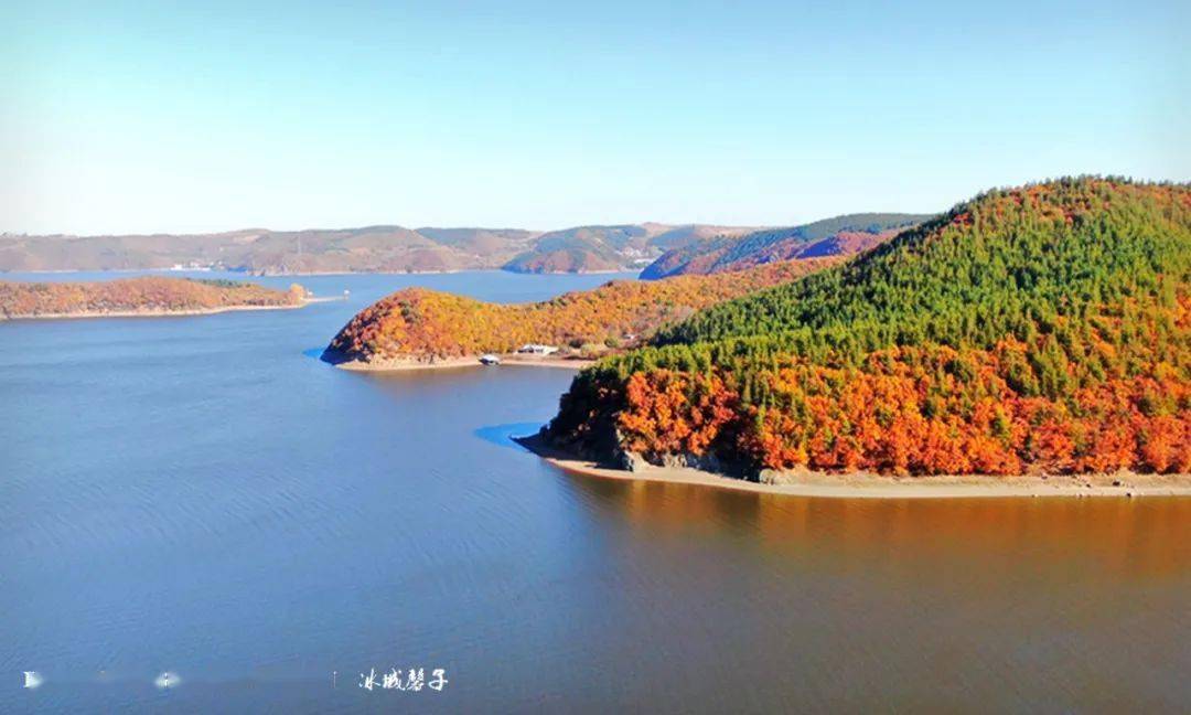 镜泊湖深秋一半金红一半蔚蓝