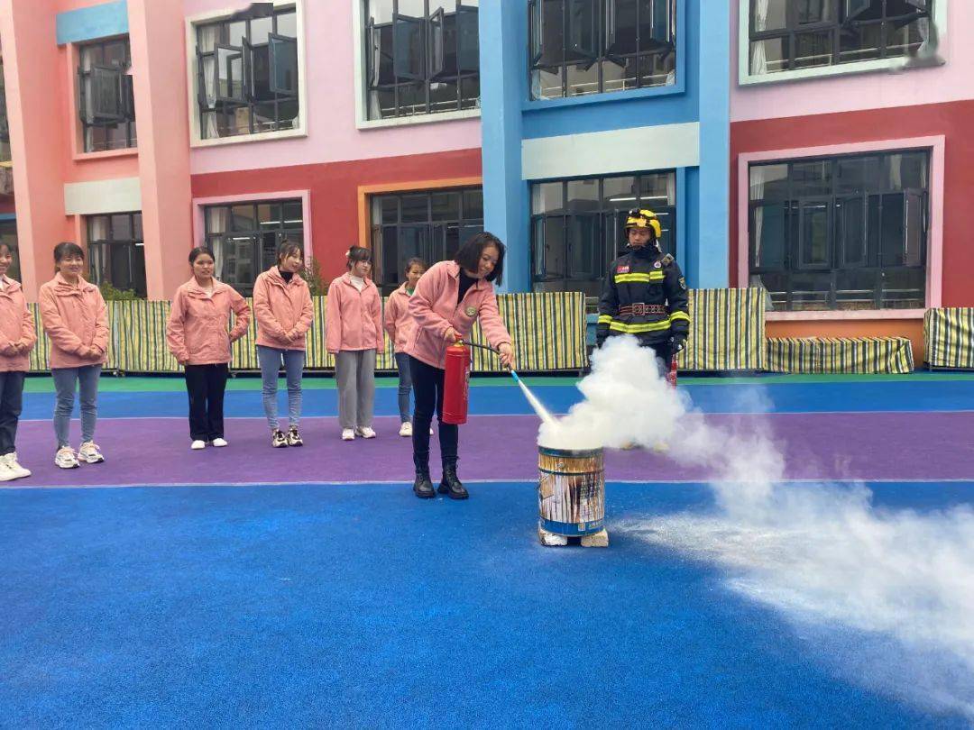 进行|岑巩大队到岑巩县第二幼儿园开展消防安全培训