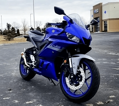 在海报中明显可以看出是r3,所以更加确定这就是那款yzf-r3,2021款的r3