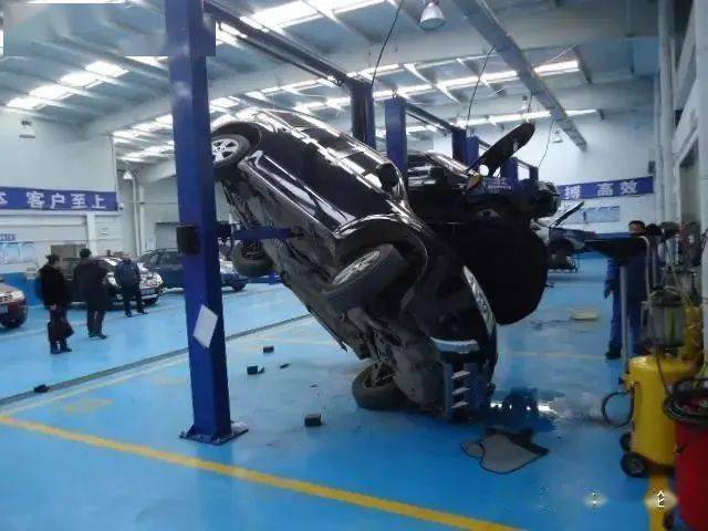 150万的宝马开了两万公里,却从4s店举升机上掉下来了!客户索赔40万!