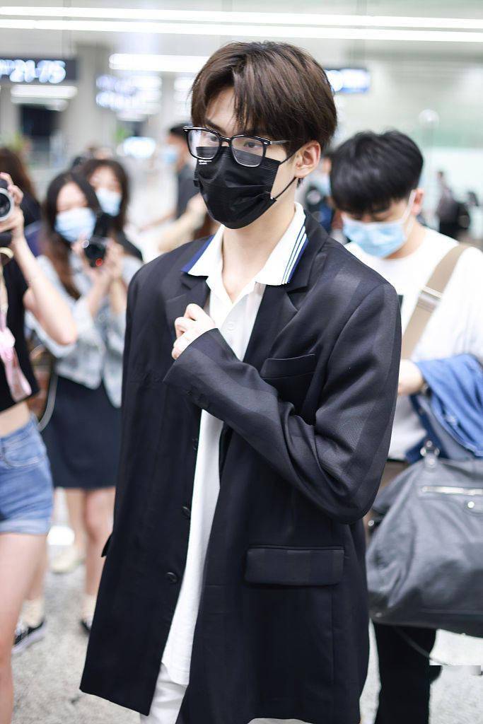 黑色 一点也不古板~黑西装才是“时髦精”必备的“万金油”单品！