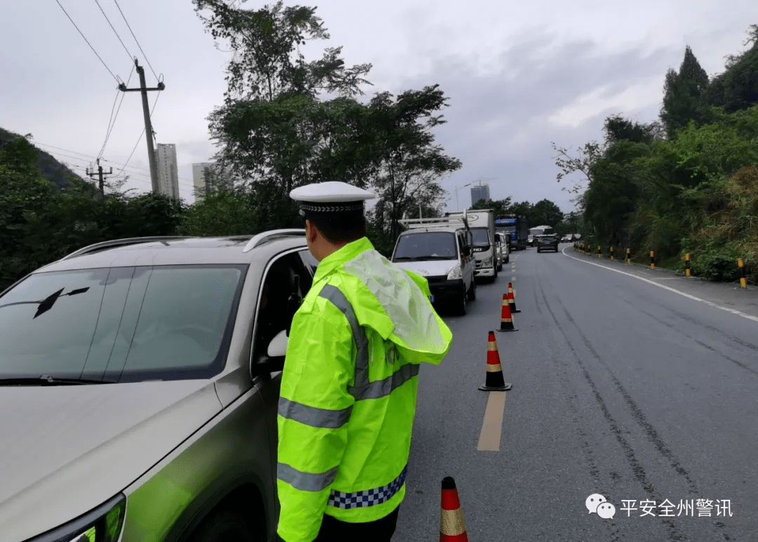 路遇交警查車桂林一男子竟棄車跳入河中