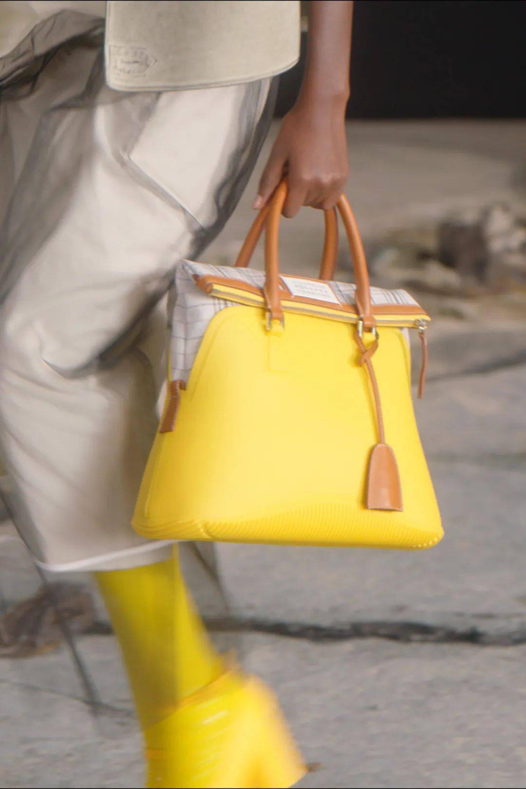 设计 Maison Margiela 2022 春夏系列 带你进入 “时尚鬼才”John Galliano的幻想世界