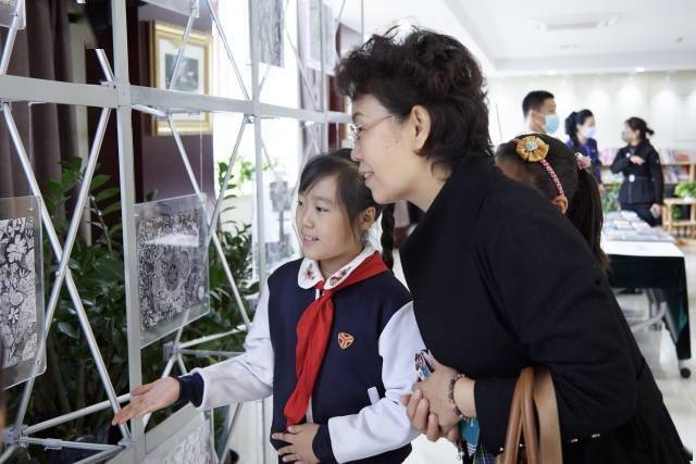 炫彩童年绽放无限灯市口小学第6届书画作品展暨炫彩美术馆开馆