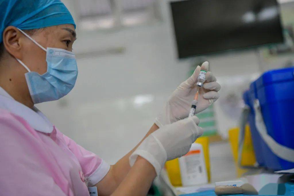 资料图:医护人员准备新冠病毒疫苗.骆云飞摄