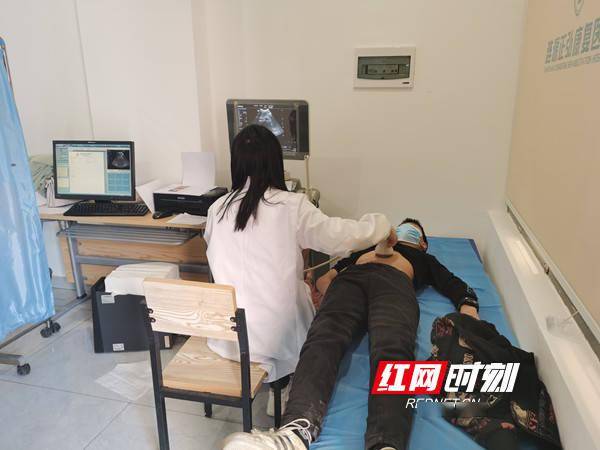 医护人员正在为服刑人员未成年人子女进行全身体检.