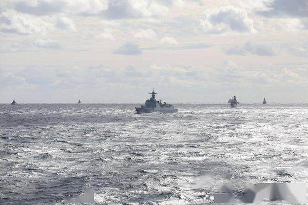 中俄舰艇编队通过津轻海峡时遭遇外国舰机近距离跟踪