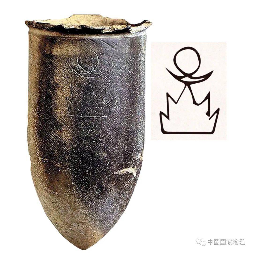 山东大汶口文化遗址出土的尖底大口尊上,刻画了一种非常特别的图案