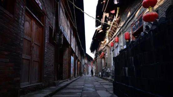 石板街、吊脚楼，一起在烟雨朦胧中体验最重庆的古村落