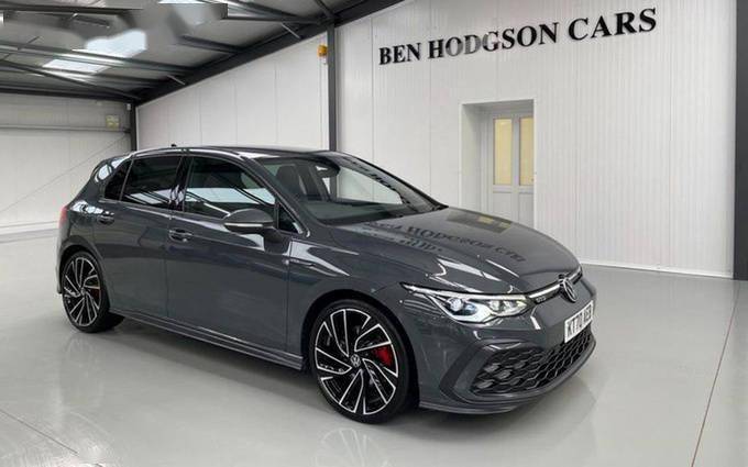 外观方面,大众高尔夫实拍车选用了灰色涂装,前脸配备了大嘴式网状进气