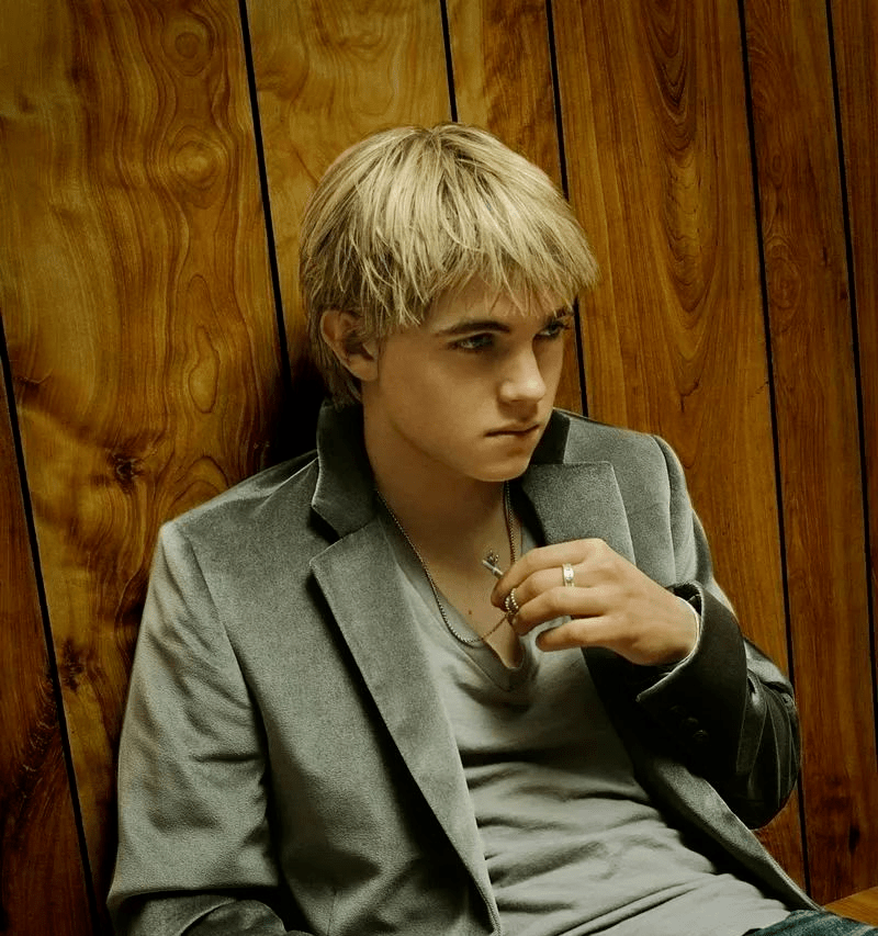 肯定免不了要提到曾经风靡全球一时的金发美少年jesse mccartney!
