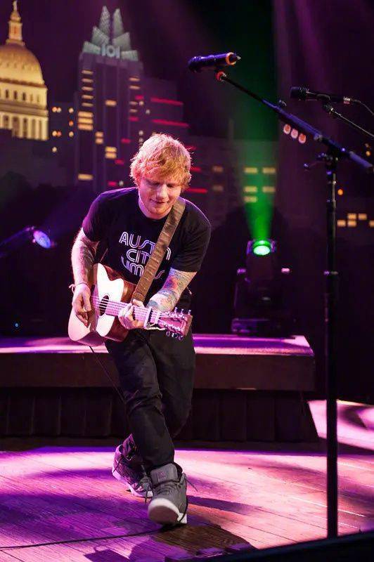 英国歌手黄老板艾德希兰感染新冠目前已居家隔离