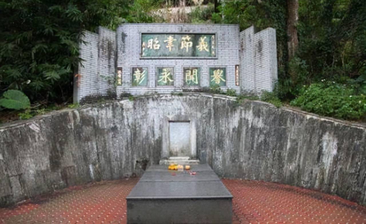 台湾杜月笙墓地 破败不堪 墓碑朝向上海 坟冢后侧上的字很显眼 蒋介石