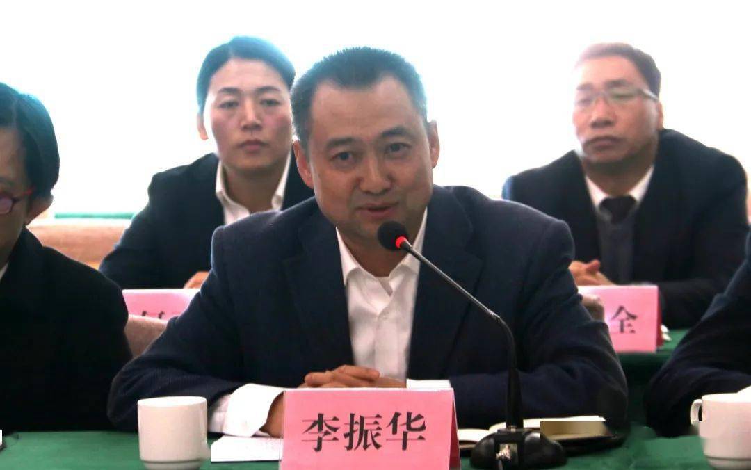 仪式上,县委副书记,代县长欧明锋代表县政府与市农村信用合作联社党委