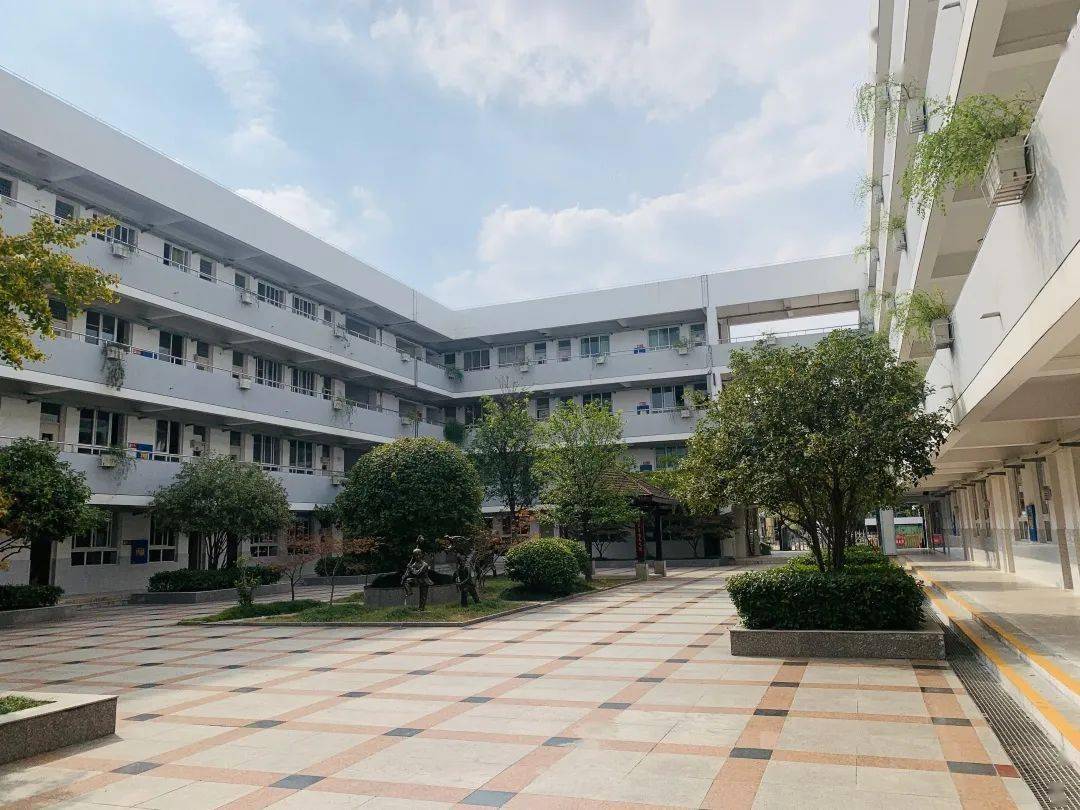 校园新闻金秋十月秋高气爽翠屏山小学才子们的作品登报啦