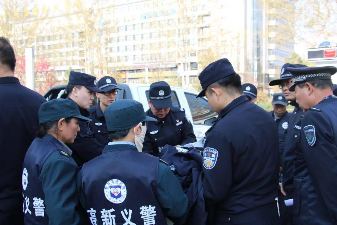 积极推进群防群治组织建设,出台了榆林高新义警管理办法,组建了由小区