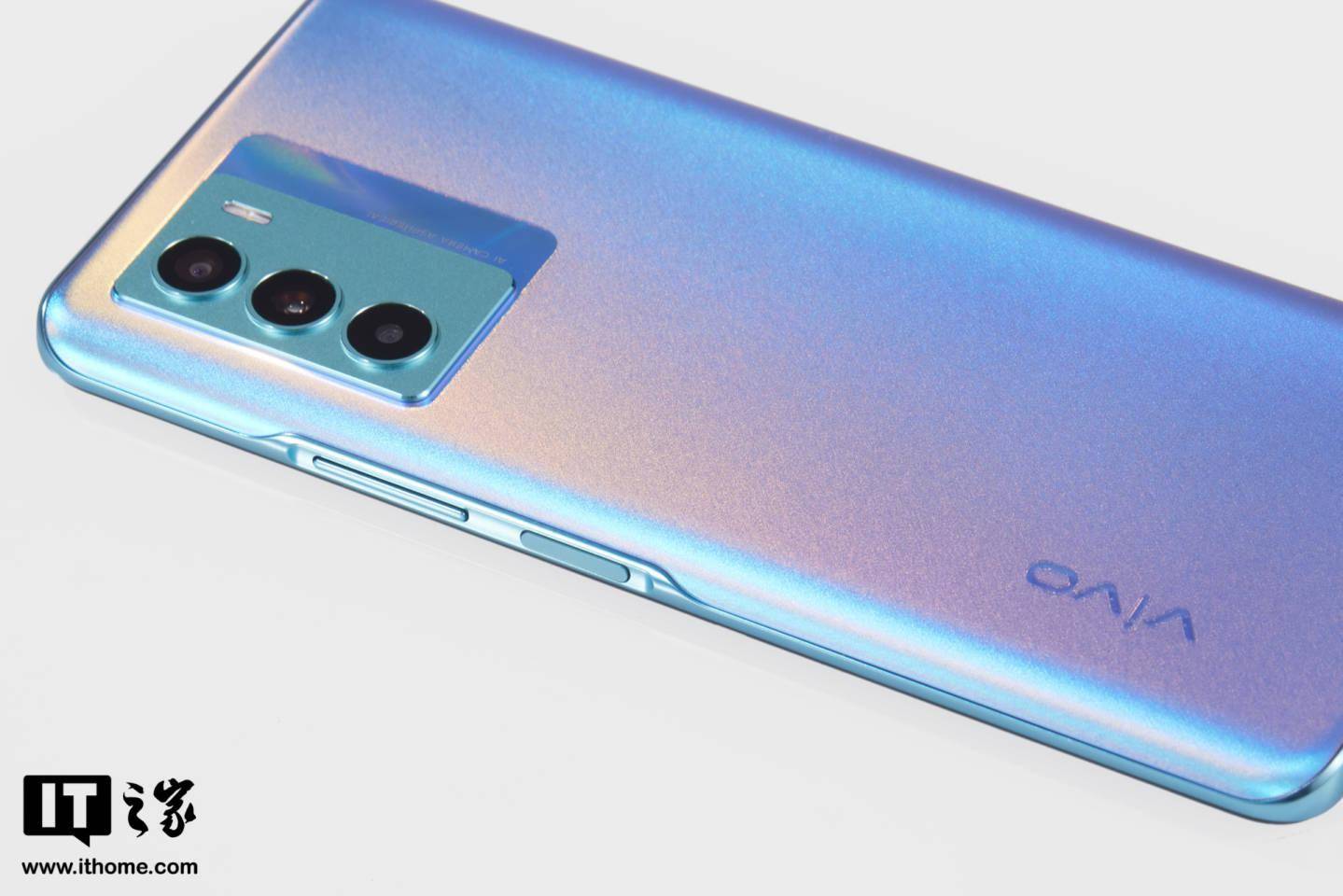 nits|【IT之家开箱】vivo T1 5G 手机图赏：高刷原色屏，活力电光青
