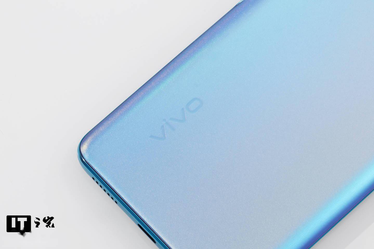 nits|【IT之家开箱】vivo T1 5G 手机图赏：高刷原色屏，活力电光青