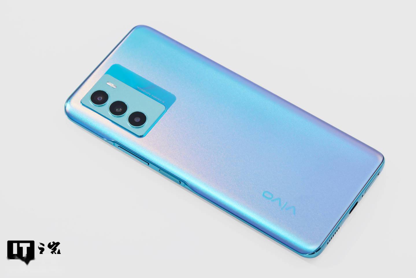 nits|【IT之家开箱】vivo T1 5G 手机图赏：高刷原色屏，活力电光青