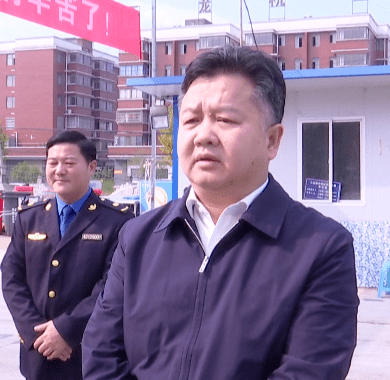 致敬城市美容师陈洪豪刘子恒慰问一线环卫工人
