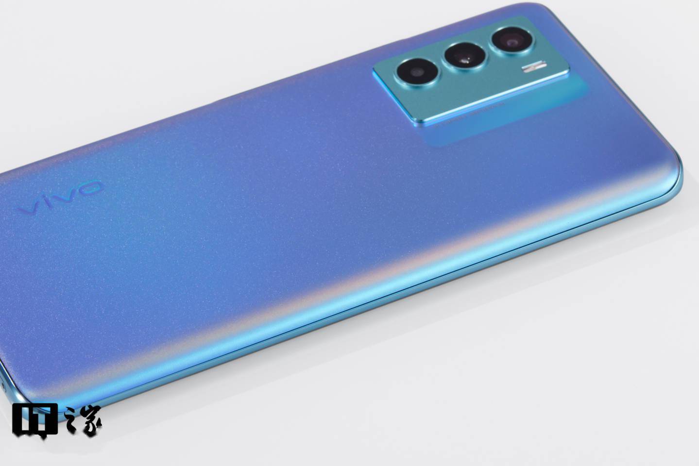 nits|【IT之家开箱】vivo T1 5G 手机图赏：高刷原色屏，活力电光青