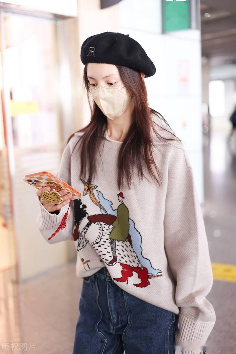 2021年10月27日,金晨现身机场.